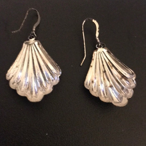 Silver shell Wire earrings Ribbed Tarnish resistant - Picture 6 of 9